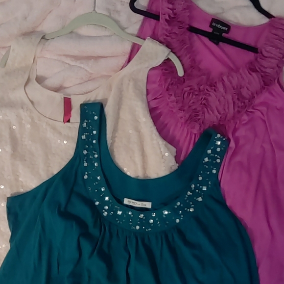 3 Tank Tops - Picture 2 of 13